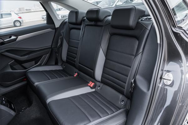 大众速腾优缺点解说直播,速腾轴距2731空间大不大