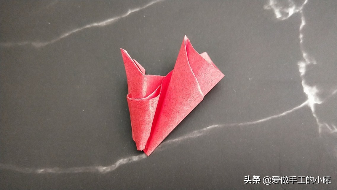 玫瑰花正方形折纸教程图解,怎么样用折纸叠出来简单的玫瑰花