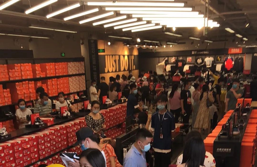 奥莱年终大促nikeadidas全场1折起,奥莱和adidas