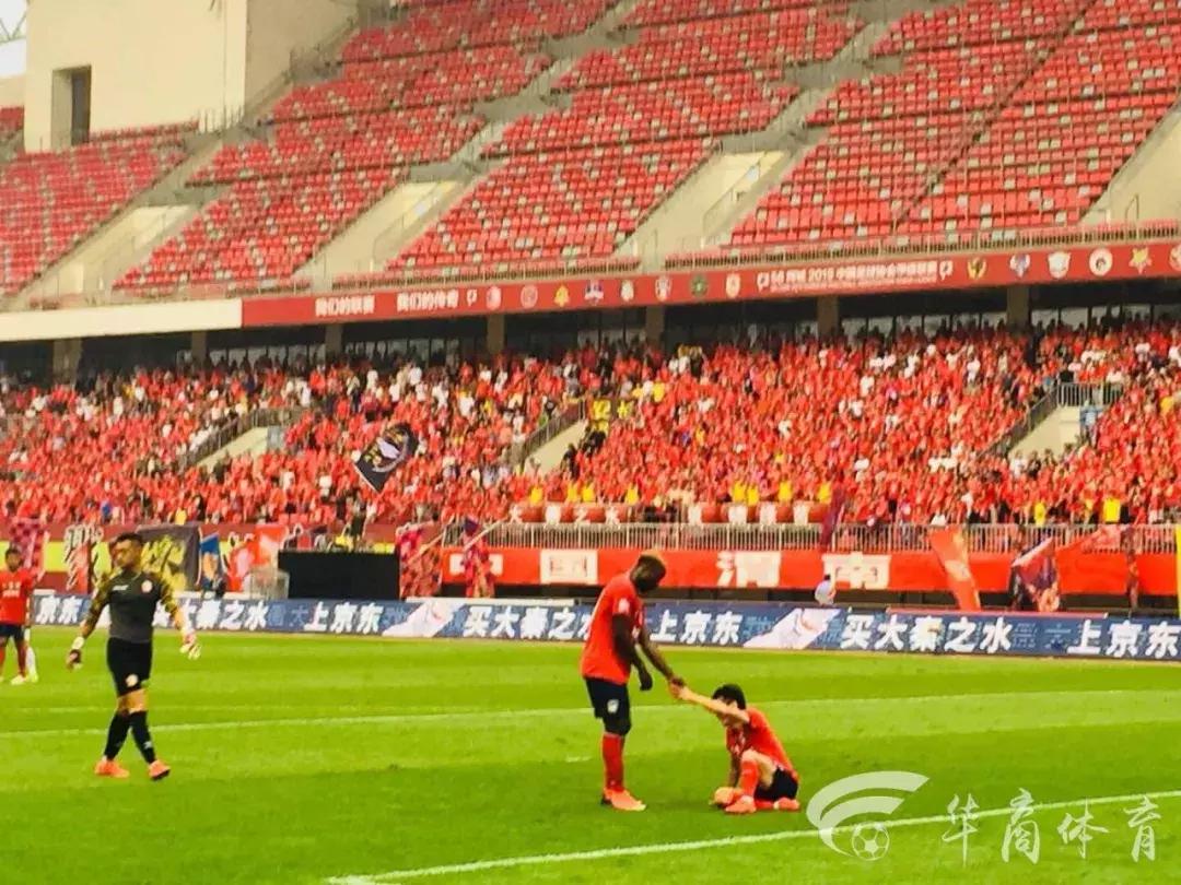 众志成城！韩轩血染沙场西北狼一球胜*疆新**3万球迷造魔鬼主场