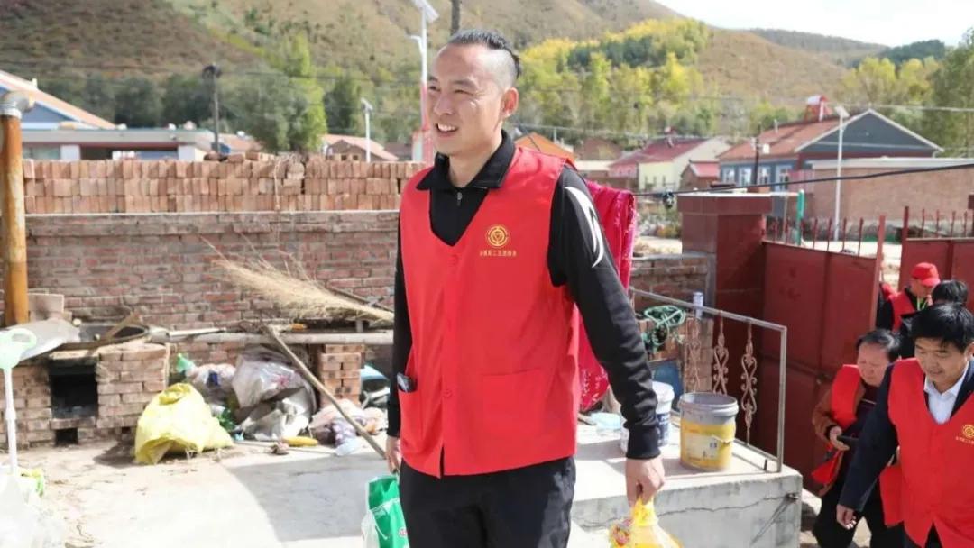 特写｜扎心了，这位绿茵法官“工作执勤”“云上充电”两不误