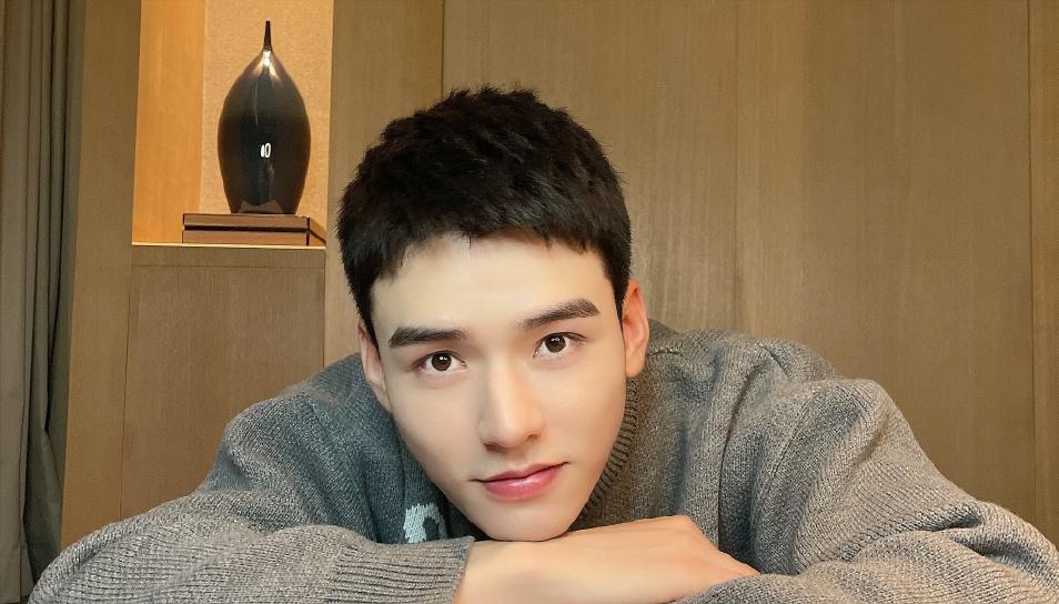 龚俊，你咋一副老了会被骗去买保健品的样子，难怪一直想发财