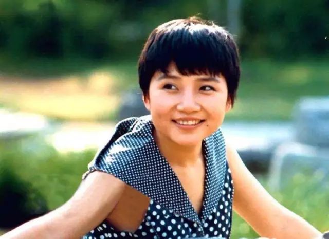 有没有当年李娜出家剃度视频,李娜出家后的青藏高原