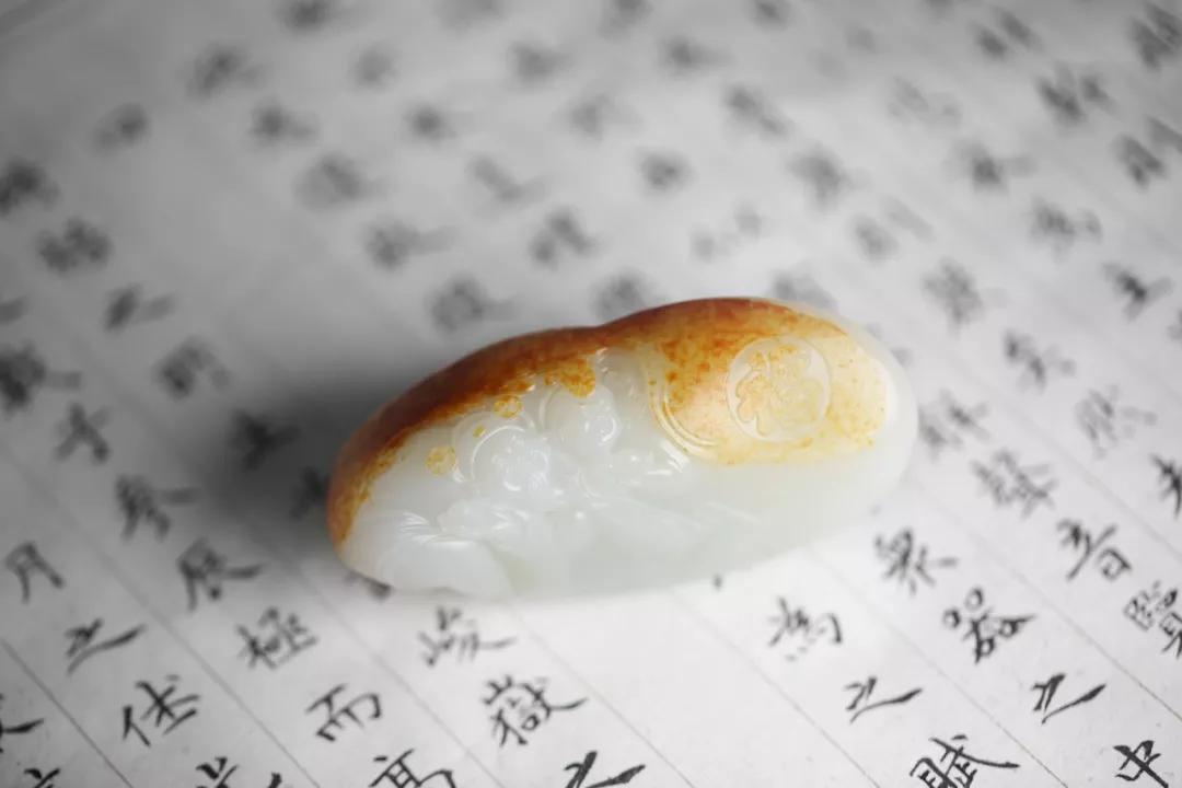 玉雕大师手里的黑青籽料,籽料皮色彰显玉雕灵气