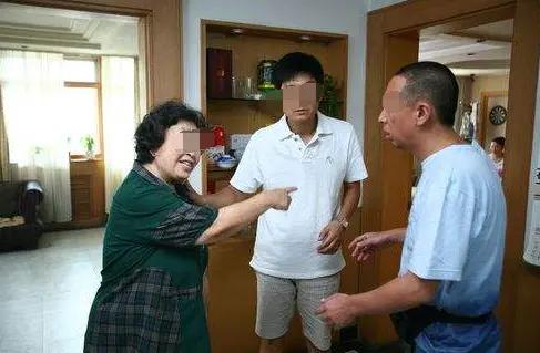 老公趁妻子不在，对岳母动手动脚，妻子一巴掌过去吓得跪地求饶