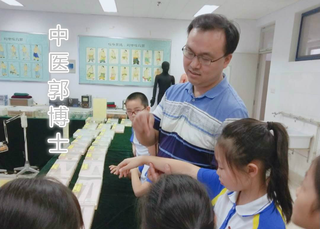 喜睡前加餐，脾肿大，血小板增多，但无不适感，服药后剥脱苔改善