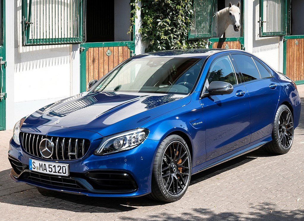 这款奔驰就像剑齿虎,口悬短剑般獠牙,价值百万可谓所向披靡