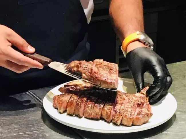 想要吃到温哥华最正宗的火焰炭烤牛排，耶路镇这家店一定是首选