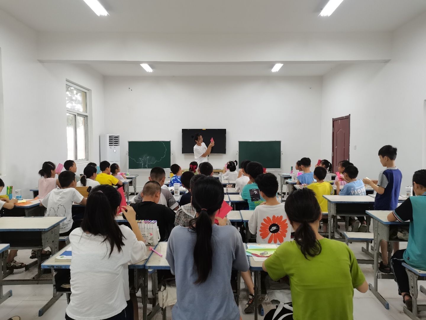 淄博学子三下乡视频,山东学子三下乡手心相牵快乐成长