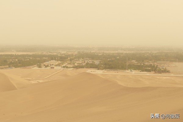 鸣沙山月牙泉堆满了游客,鸣沙山月牙泉景区
