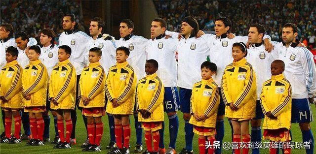 你的孩子想踢球，你会花钱送他去专业的足球学校么？还是继续上学