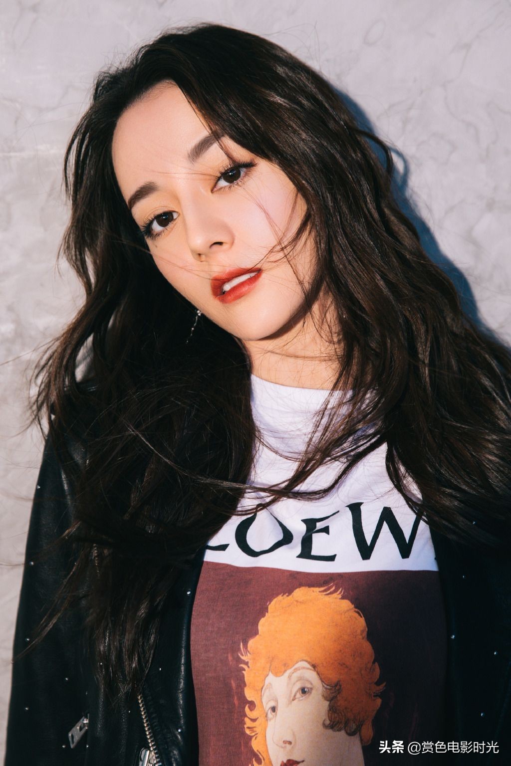 迪丽热巴穿短裤机场路透,迪丽热巴穿黑衣黑裤耍帅