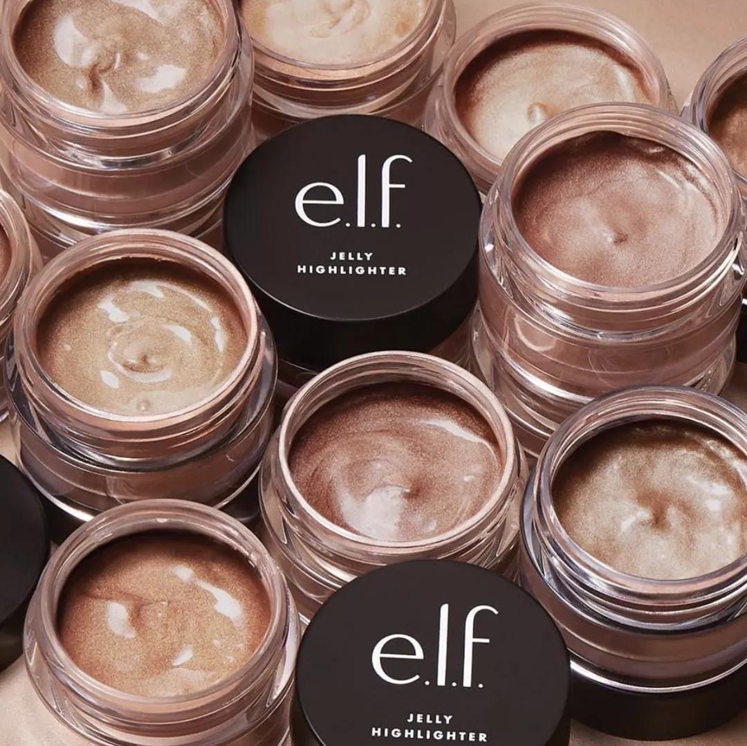 佟丽娅将任春晚主持，却被质疑稳输董卿？但在妆容上她确实赢了..