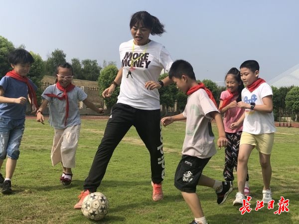 扎根农村10年，“校园球星”带着学生玩出健康