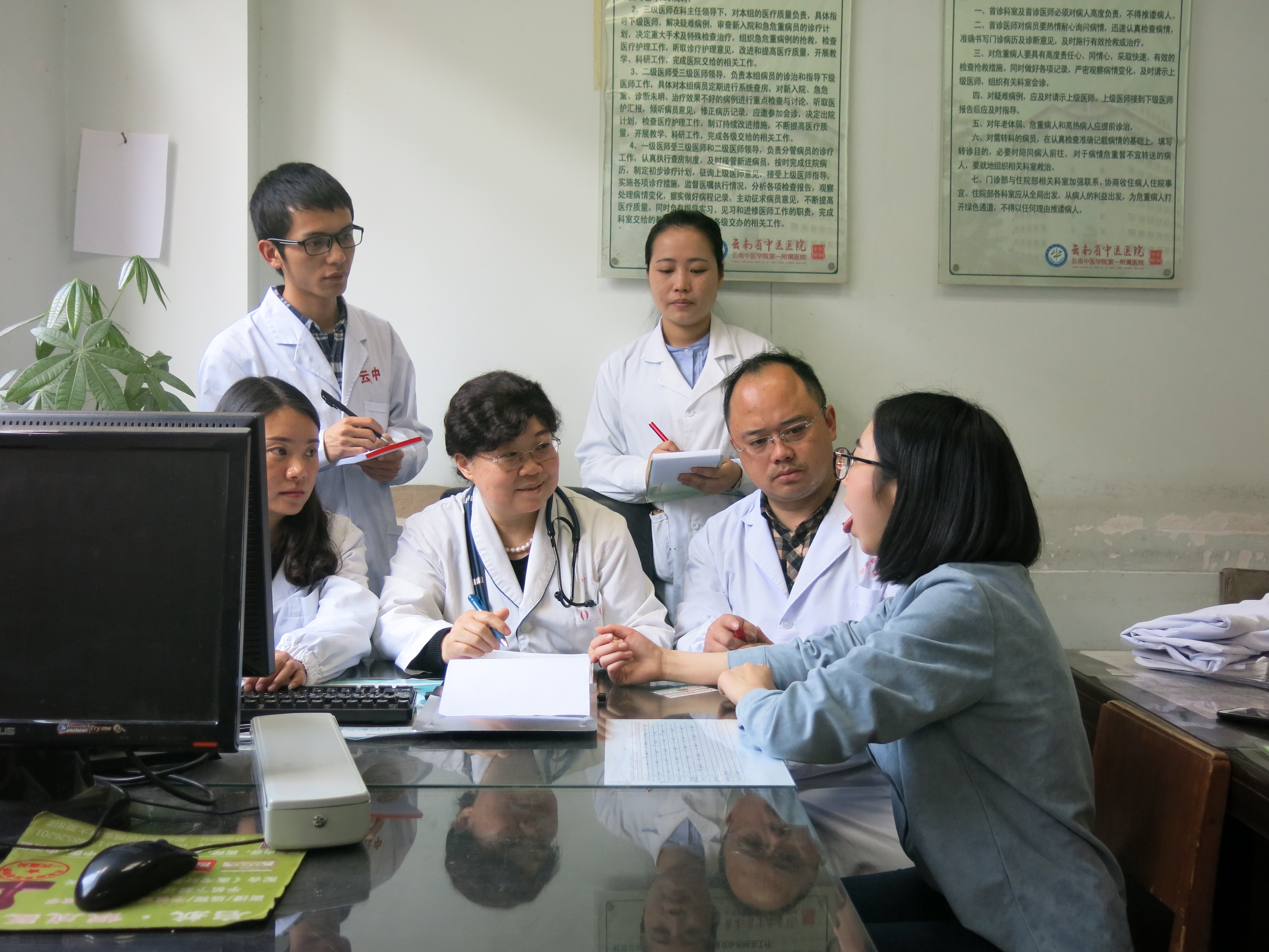 这位云南省名中医的病人被治愈后拜她为师开始学习中医