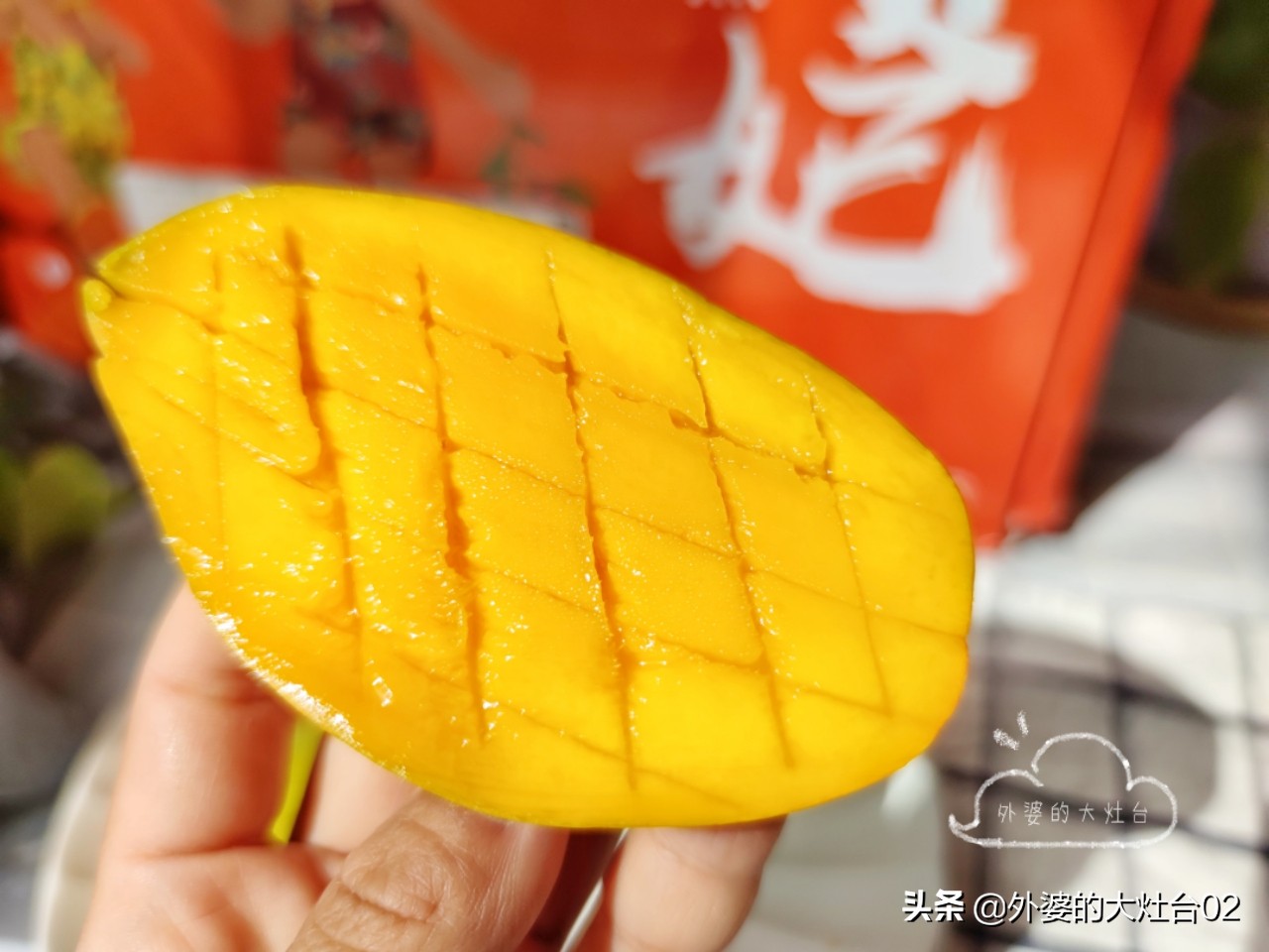 不脏手芒果切法,芒果的切法小妙招不用刀不脏手
