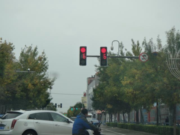 误闯红灯的正确做法,误闯红灯越过停止线停下会扣分吗