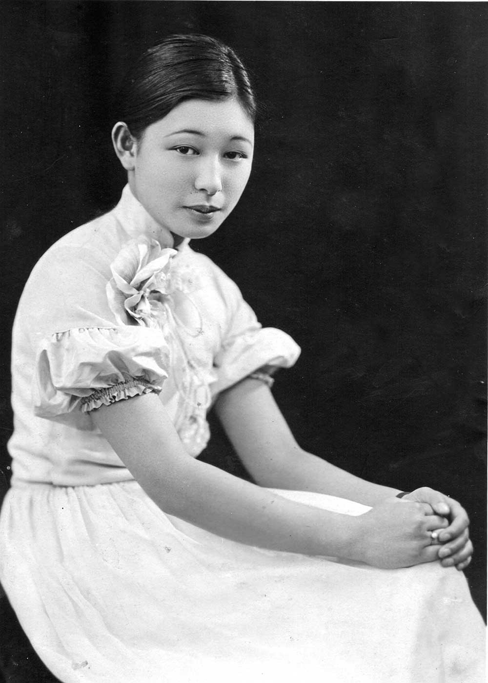 从贵族小姐沦落到乡下喂猪、刷马桶,替夫还债,她的优雅让人心疼