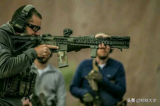 步枪正确射击姿势,如何正确持握手枪