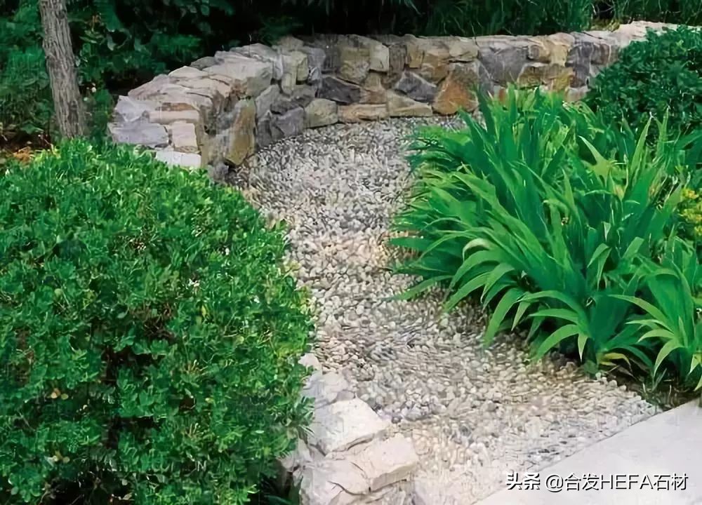 东莞庭院铺地红砂岩石材,芝麻灰石材庭院铺地效果