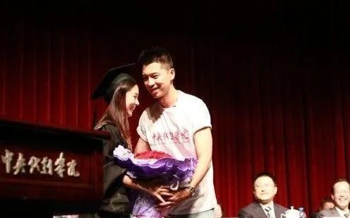 娱乐圈恩爱夫妻,被约定婚后不拍吻戏的李小萌王雷甜到了!