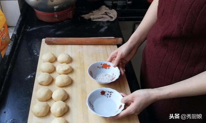 普通面粉自制蜂蜜小面包,3分钟制作蜂蜜小面包香甜酥软