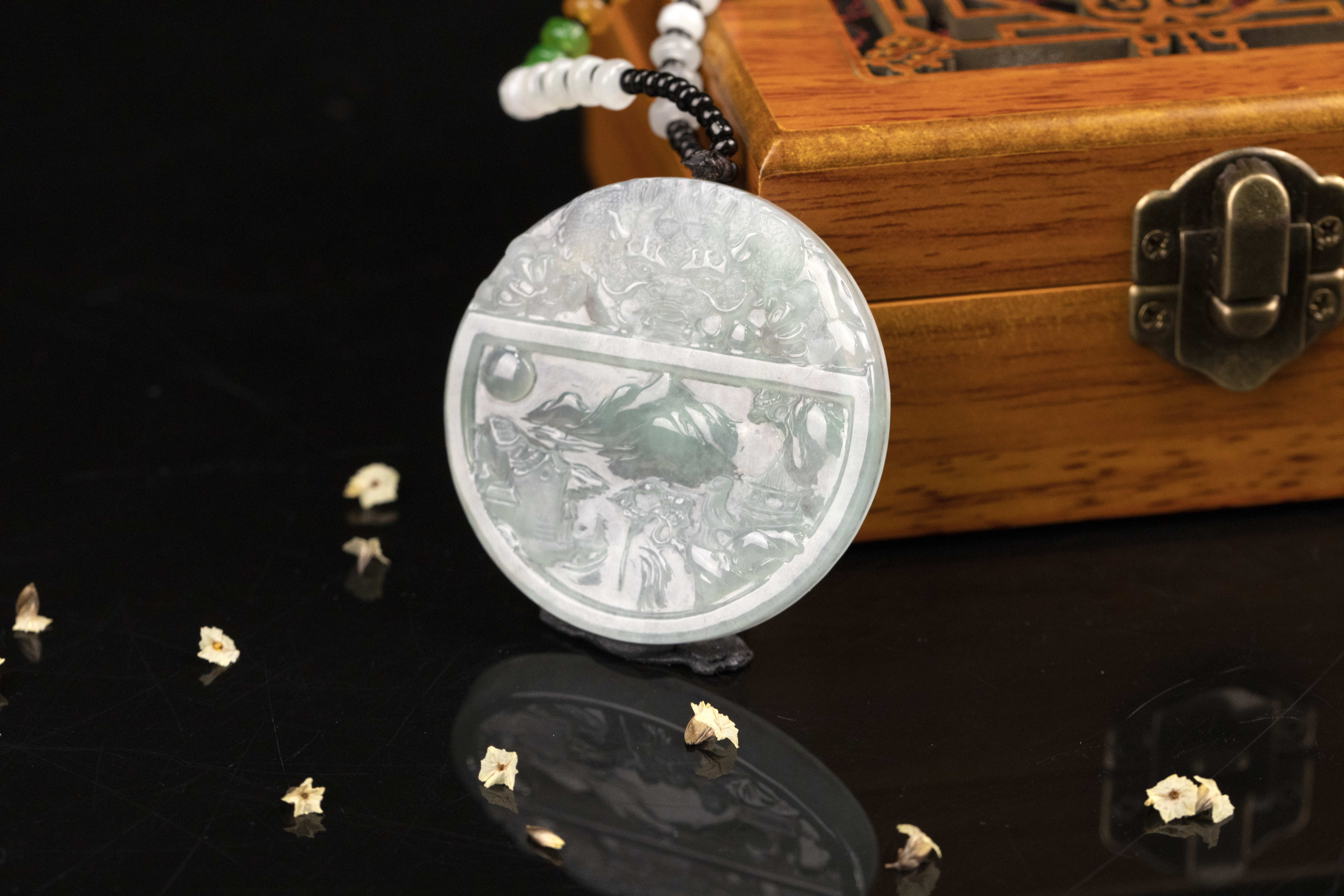 翡翠有纹路就一定是瑕疵吗？搞不懂的人千万别瞎买