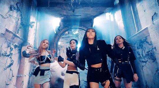 天气回暖怎么穿?裙子+运动鞋是时尚人群中热度最高的搭配法则