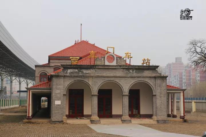 火车来了行人车辆请注意安全,行人车辆请注意火车就要来了