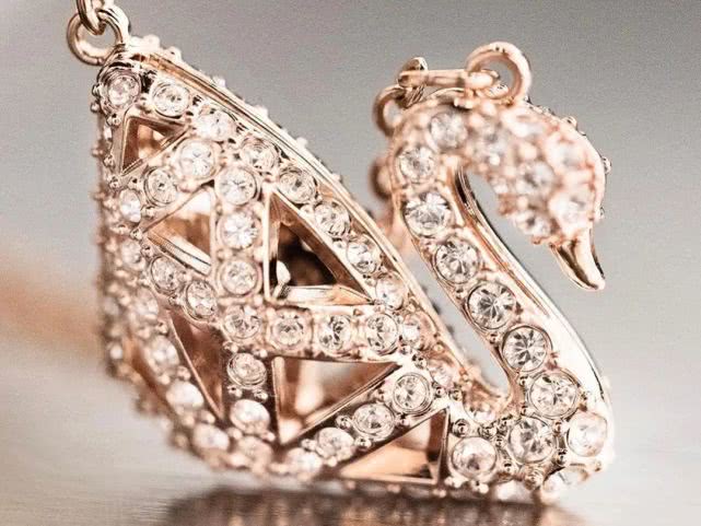 为什么闲鱼的施华洛世奇那么便宜 (为什么闲鱼上施华洛世奇那么便宜)