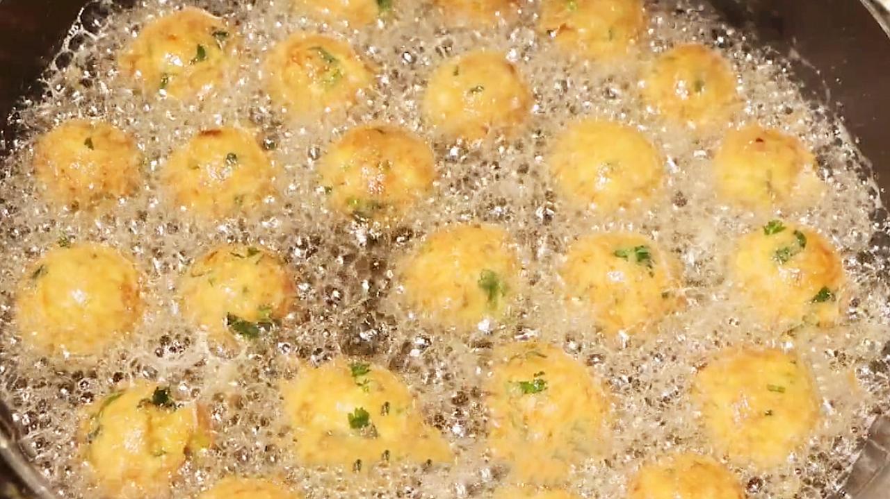 炸素丸子别只放面粉教你正确做法,炸丸子不要太粘锅