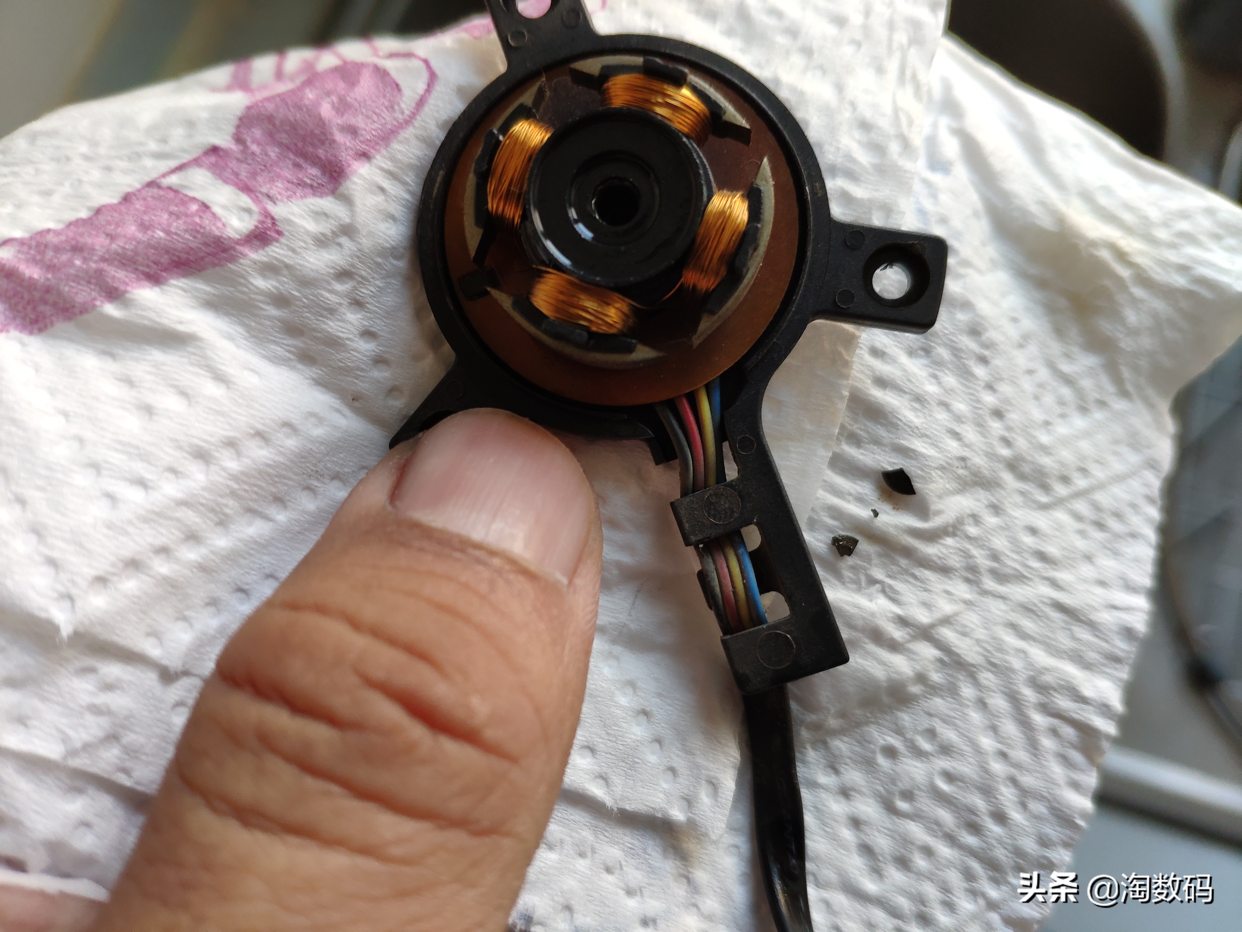 碎纸片卷进显卡风扇轴承？！WD40防锈液+小牙签完美解决咆哮风扇