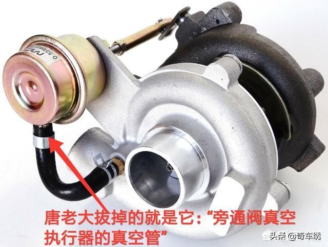 速8开头飙车拔掉的那根管子是干嘛的!为什么拔掉以后动力飙升!