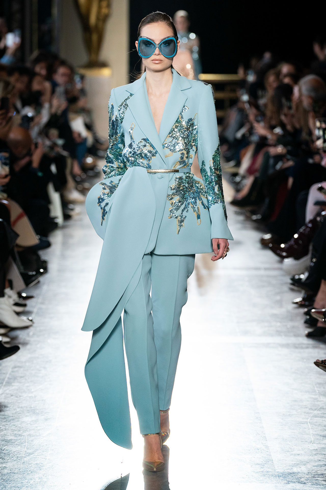 潮流服装让你的衣柜更有品位 (这款服装让你的衣柜更有格调)