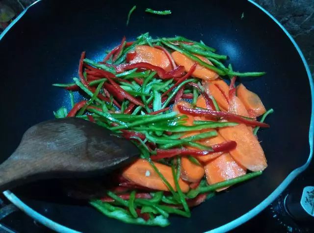 辣椒炒烟熏肠的炒法,青椒炒熏肥肠家常做法