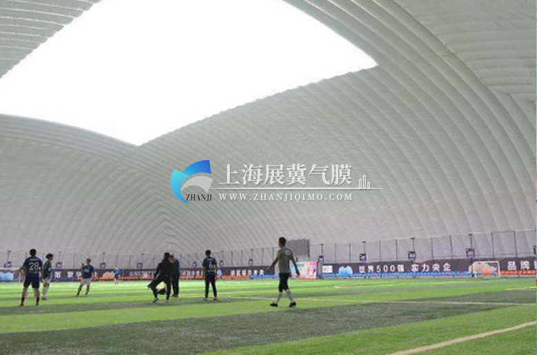 在这个大棚里，你可以踢足球了