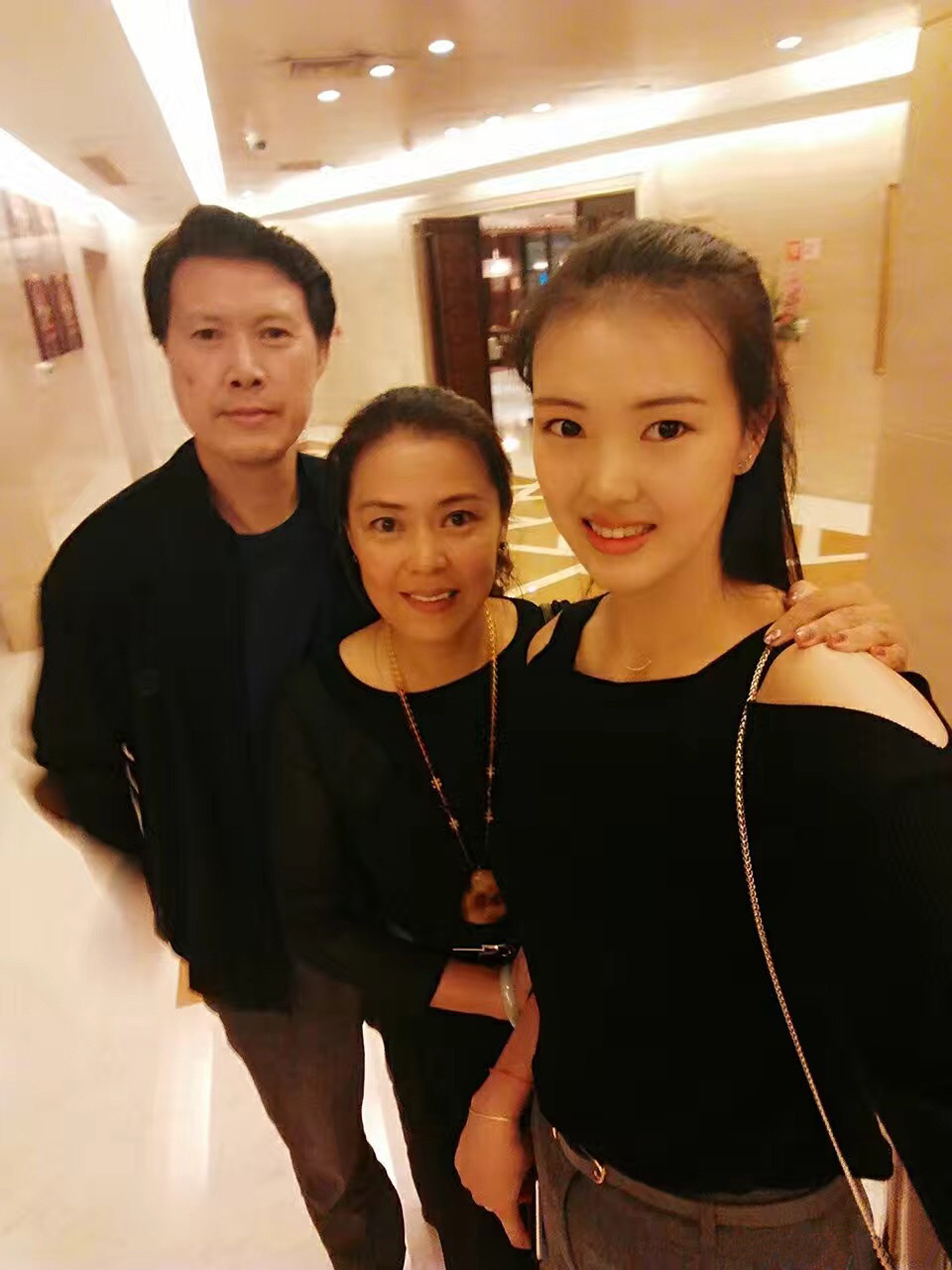 女排张常宁冠军体育精神精彩瞬间,女排张常宁全家福父亲节