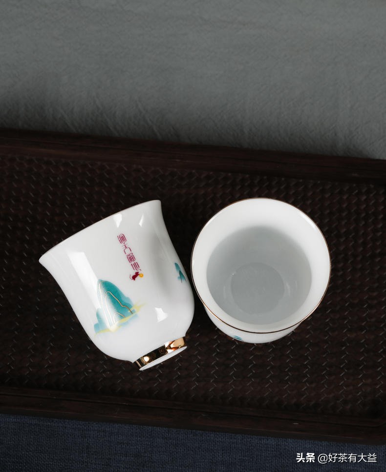 远山含黛探洞天财鼠撷宝得福地