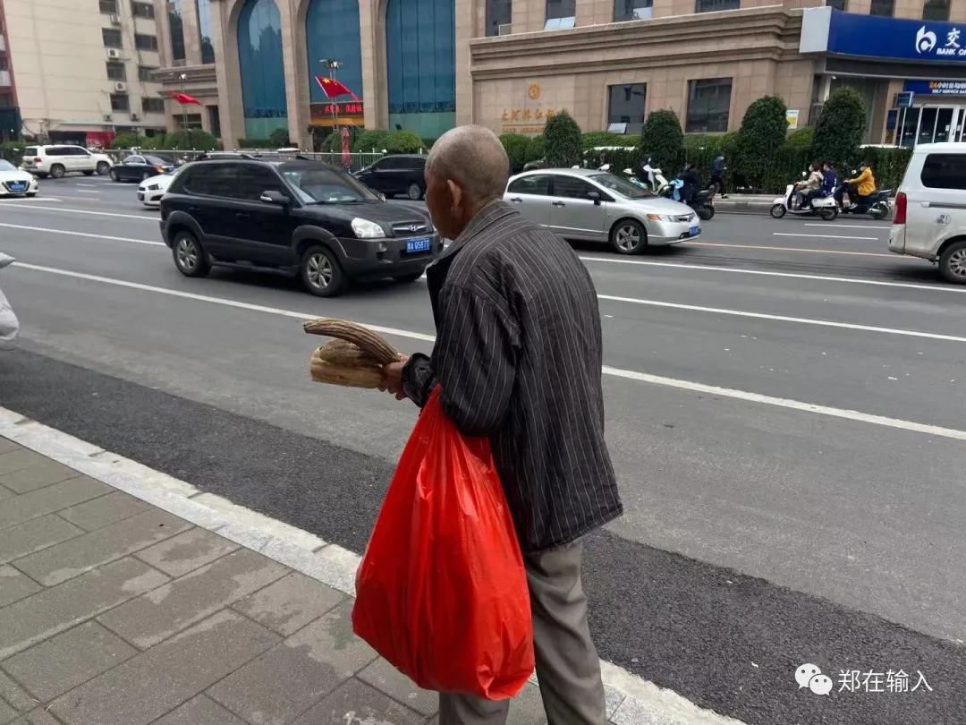 看到你在纬五路上行乞，我也在
