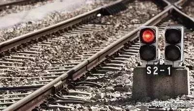 黄灯闪烁第一次越线算违章吗,新手闯黄灯变红灯扣几分罚多少钱