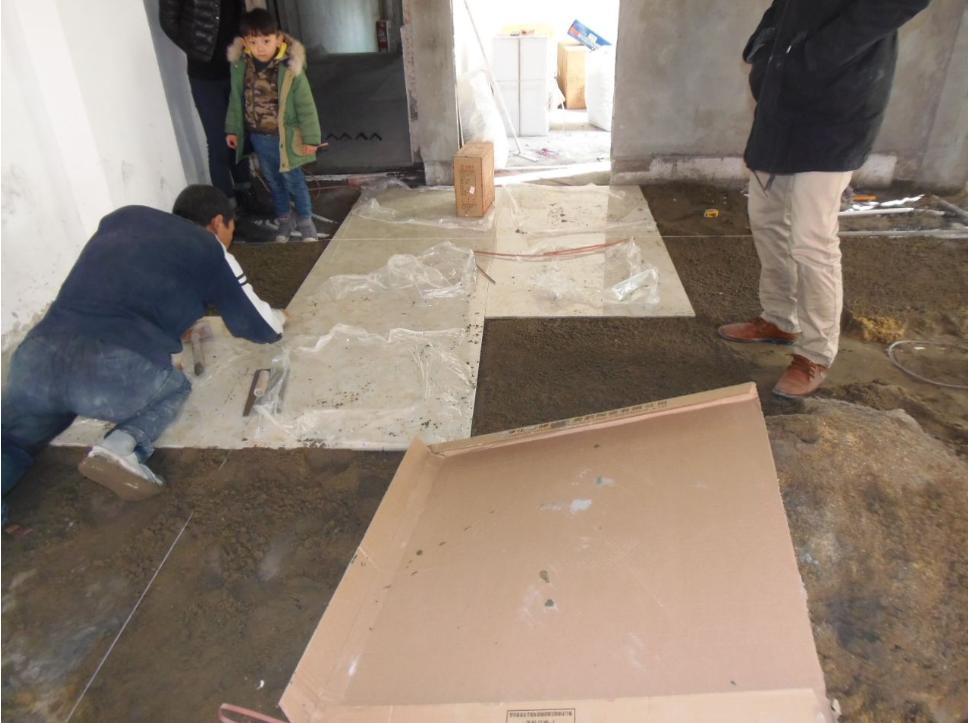 新房入住不到一个月顶上开裂,新房入住不到一年墙皮脱落