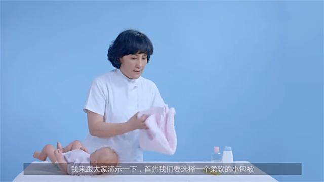 医生包小孩的方法,如何给新生儿换包被不哭