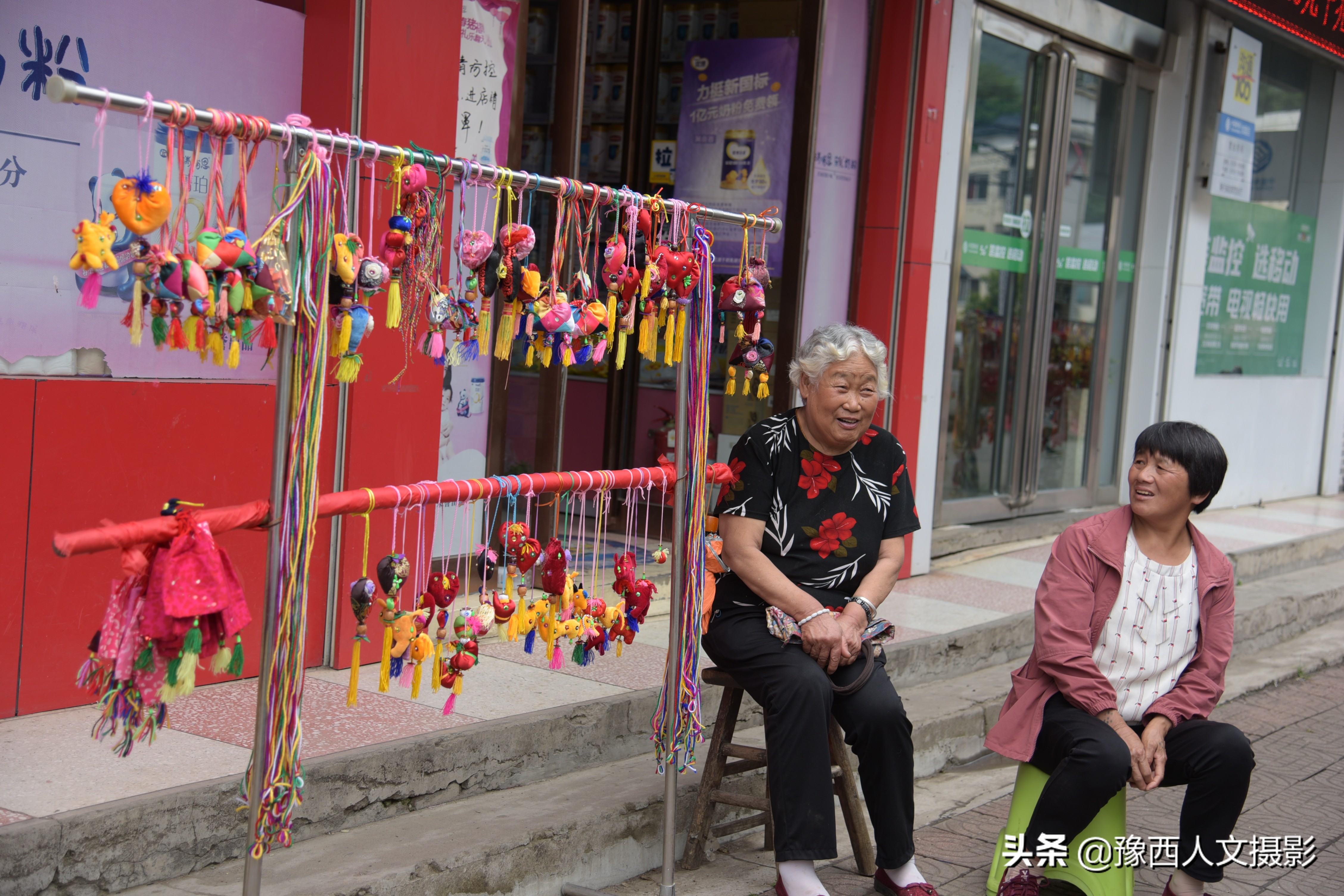 山乡大娘打手灯做缝纫，12块布头缝制传统香包，一年卖不够800元