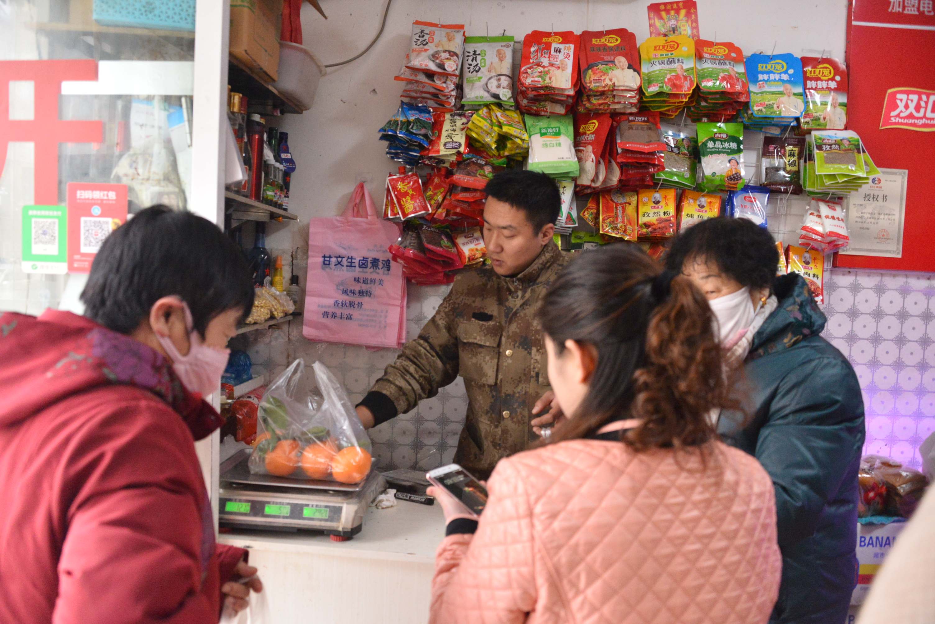 90后小伙创业开网店,90后创业小伙卖菜