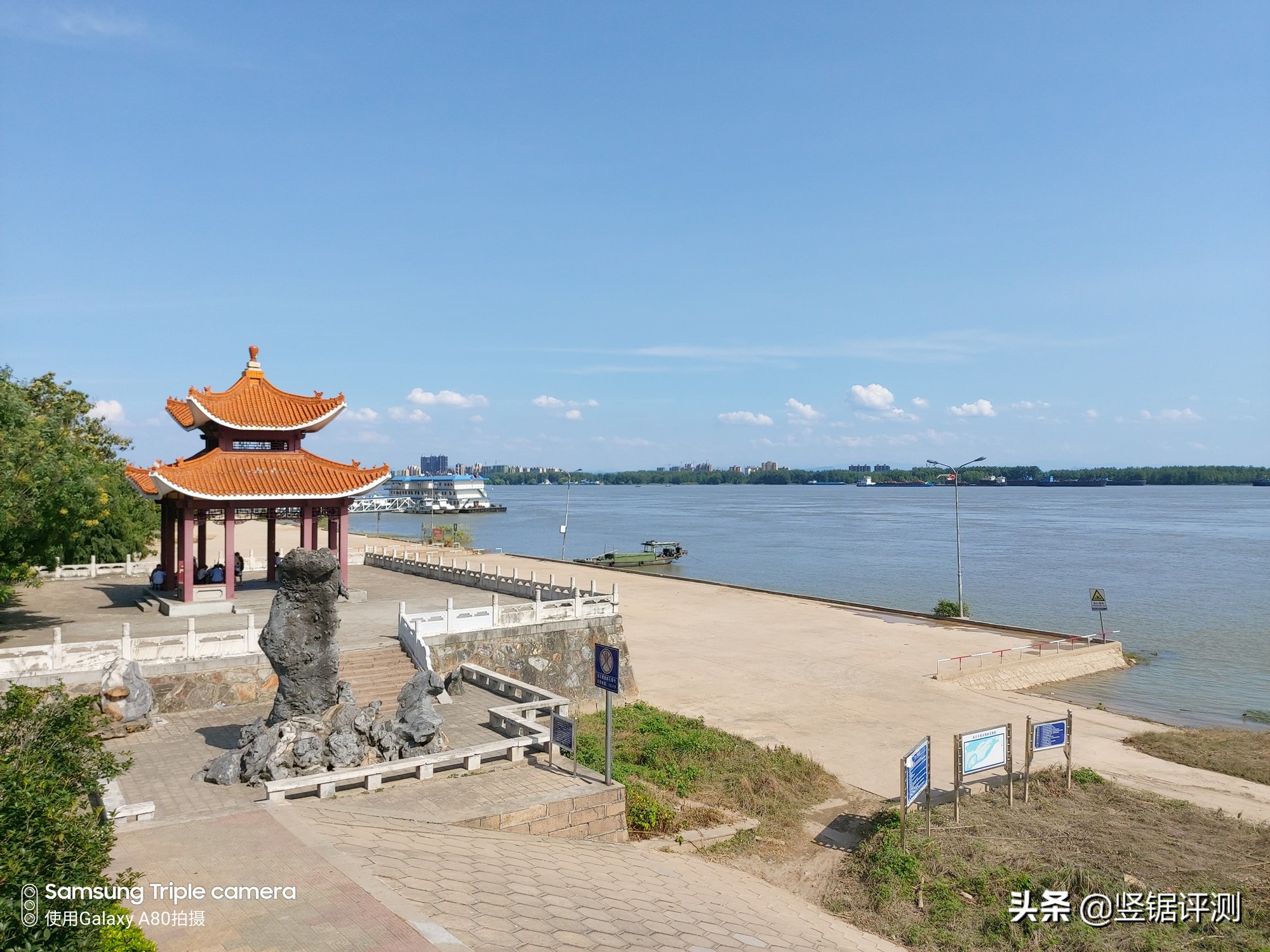 三星A80深度评测，6.7英寸全面屏，旋转摄像头设计