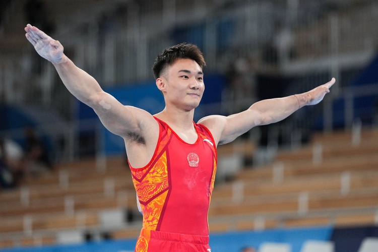 孙颖莎和伊藤美诚台下互动,孙颖莎对伊藤美诚撒娇