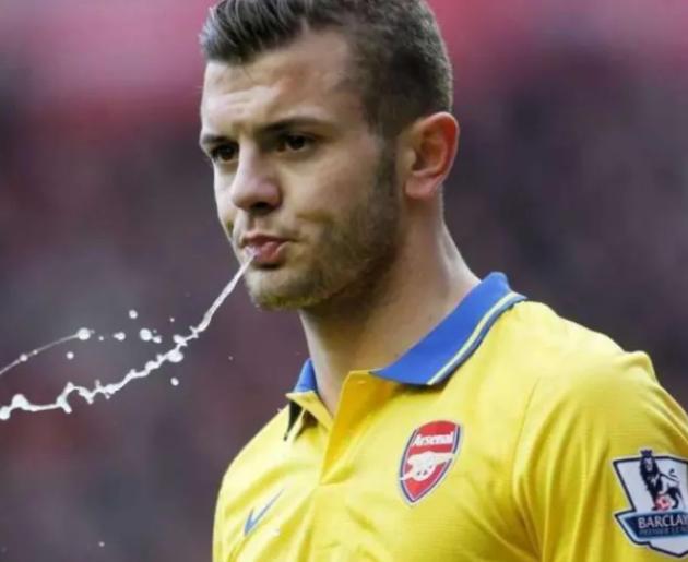 为什么足球运动员喝水要吐口水,足球比赛运动员为什么爱吐口水