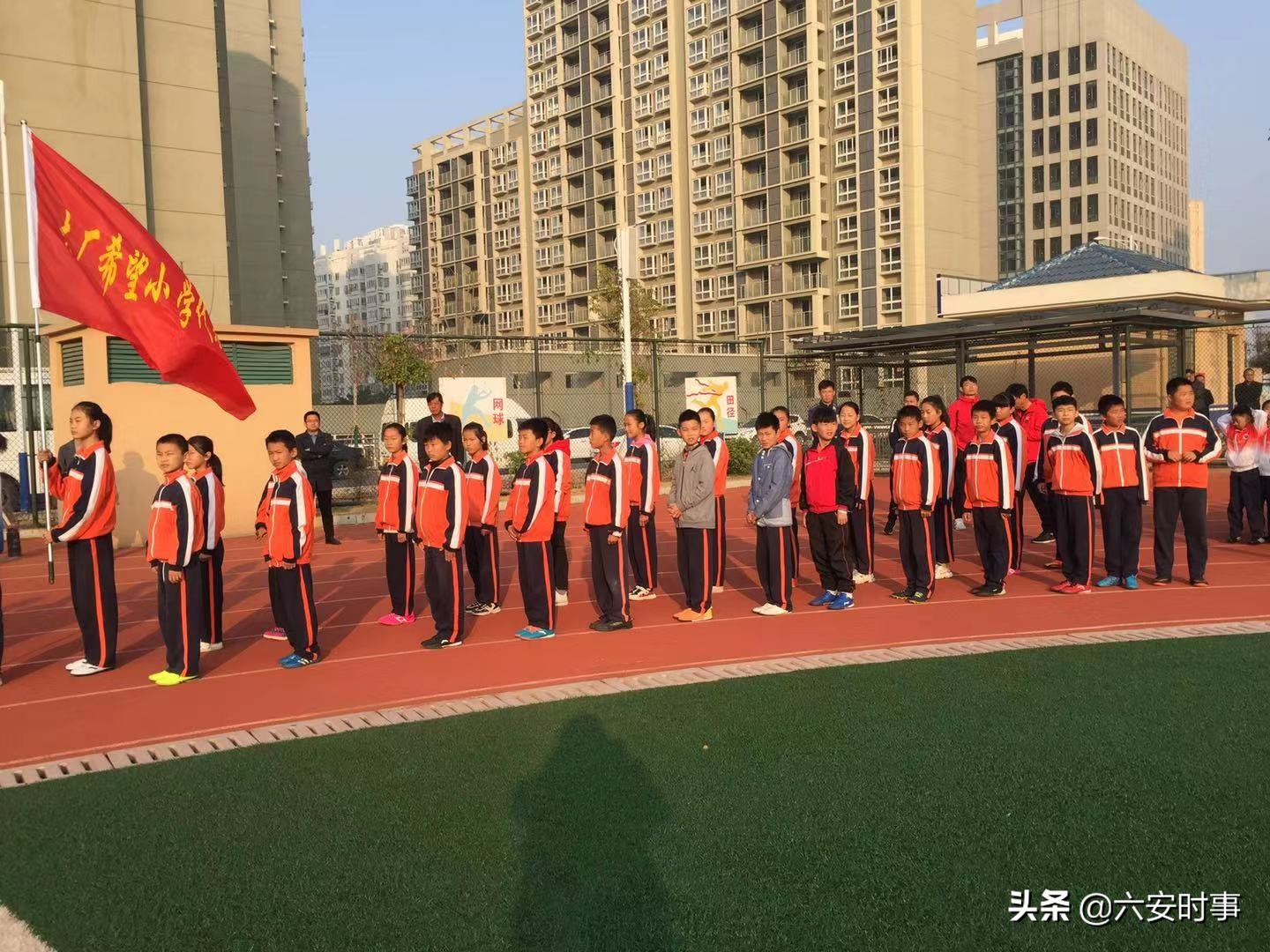 绿茵赛场放飞梦想的绘画,绿茵场上挥洒汗水追逐梦想