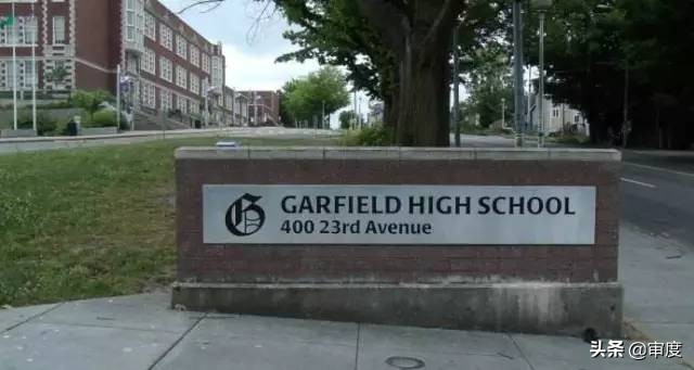 跟学生讲帮派黑话，当堂刀劈课桌，他用自己的方式改变了美国