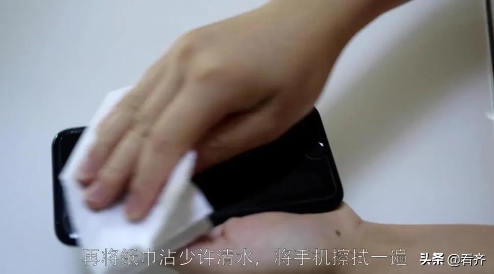 如何清理手机屏幕的油污,怎么把手机屏幕上的油渍清理干净
